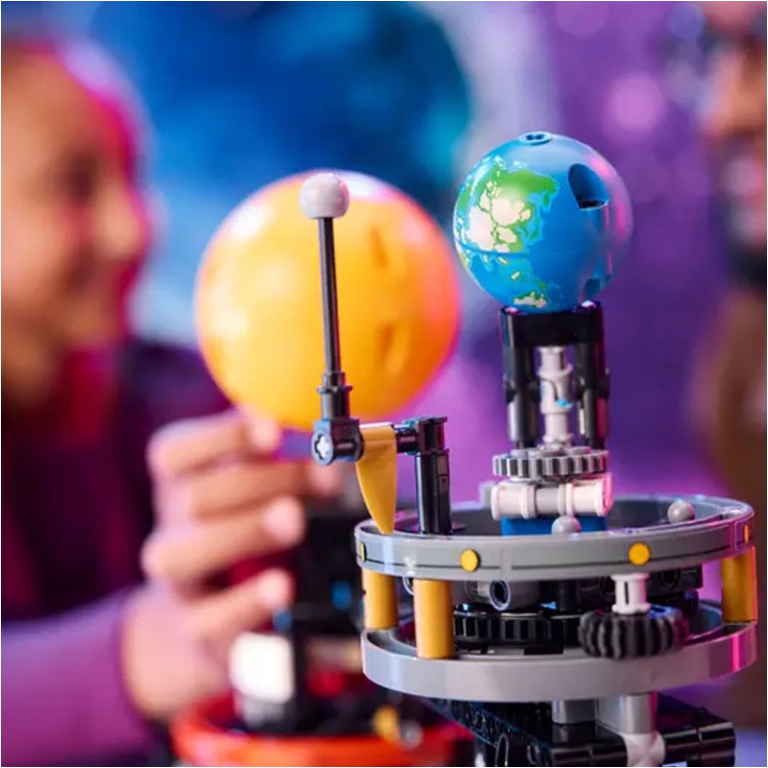 LEGO TECHNIC PIANETA TERRA E LUNA IN ORBITA 5