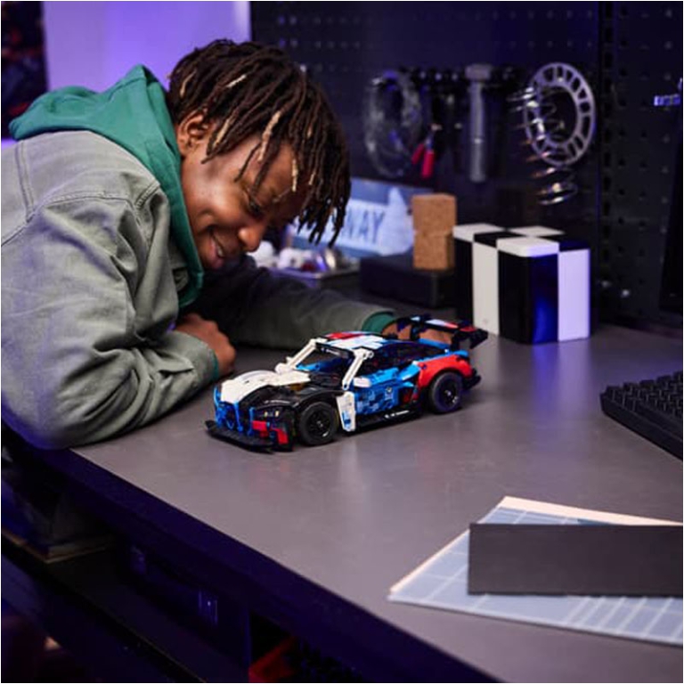 LEGO TECHNIC BMW M4 GT3 3