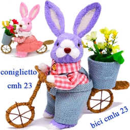 CONIGLIO IN PAGLIA CON BICICLETTA H23CM SOGGETTI ASSORTITI